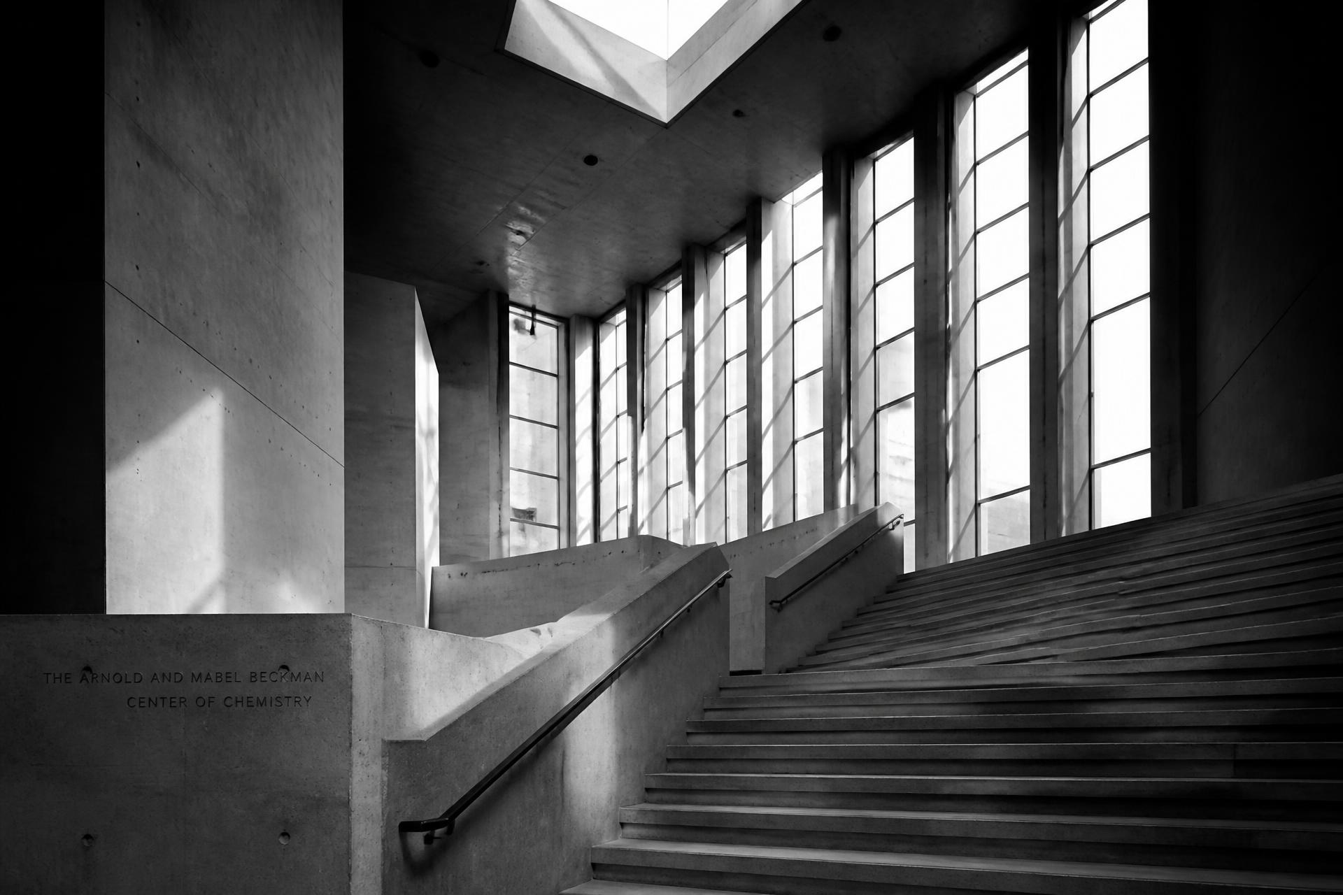 Lumière traversant l'architecture d'un bâtiment académique contemporain
